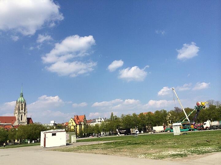 Die ersten Fahrgeschäfte für das große Volksfest werden jetzt aufgebaut.