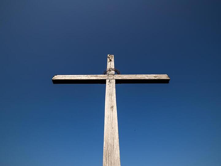 Das Kreuz auf dem Hesselberg. Foto: Daniel Karmann/dpa/Archivbild