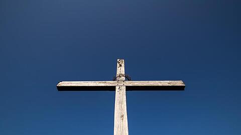 Das Kreuz auf dem Hesselberg. Foto: Daniel Karmann/dpa/Archivbild