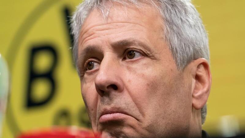 Dortmunds Trainer Lucien Favre bei der Pressekonferenz nach dem Spiel gegen Paderborn. Dortmunds Trainer Lucien Favre bei der Pressekonferenz nach dem Spiel gegen Paderborn.