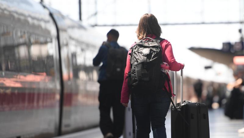 Reisende am Frankfurter Hauptbahnhof. Reisende am Frankfurter Hauptbahnhof.