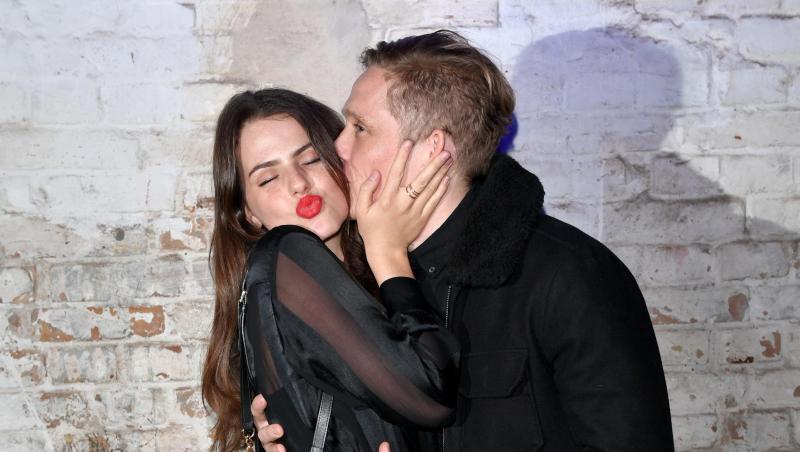 Matthias Schweighöfer gibt Ruby O. Fee einen Kuss. Matthias Schweighöfer gibt Ruby O. Fee einen Kuss.