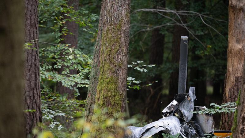 Trümmerteile eines Hubschraubers vom Typ Robinson R44 in einem Wald in Buchen.