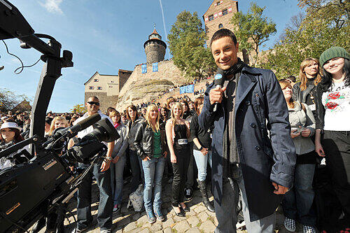 Superstar-Moderator Marco Schreyl mit den Nürnberger Kandidaten auf der Burg: Morgen stehen ein paar Auserwählte vor Dieter Bohlen.