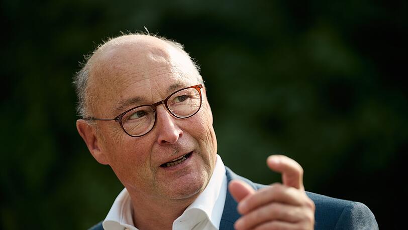Der Vorstandsvorsitzende des Wohnungsbaukonzerns Vonovia, Rolf Buch, warnt vor lang andauerndem Wohnungsmangel (Archivbild).