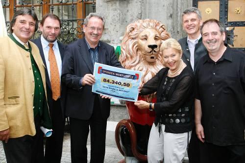 Da freut sich die Löwenparade, als sie den Scheck übergibt (vv.l.): Vizevorstand  Peter Pongratz, Leo-Hersteller Ulrich Wiedenmann, OB Christian Ude, Initiatorin Sieglinde Konrad, Schatzmeister Maximilian Baginsky, Vorsitzender Max-Josef Kirchmaier.