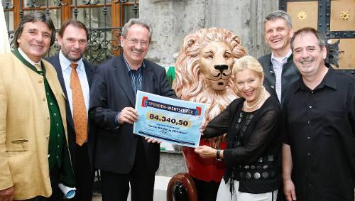 Da freut sich die Löwenparade, als sie den Scheck übergibt (vv.l.): Vizevorstand Peter Pongratz, Leo-Hersteller Ulrich Wiedenmann, OB Christian Ude, Initiatorin Sieglinde Konrad, Schatzmeister Maximilian Baginsky, Vorsitzender Max-Josef Kirchmaier. Da freut sich die Löwenparade, als sie den Scheck übergibt (vv.l.): Vizevorstand Peter Pongratz, Leo-Hersteller Ulrich Wiedenmann, OB Christian Ude, Initiatorin Sieglinde Konrad, Schatzmeister Maximilian Baginsky, Vorsitzender Max-Josef Kirchmaier.