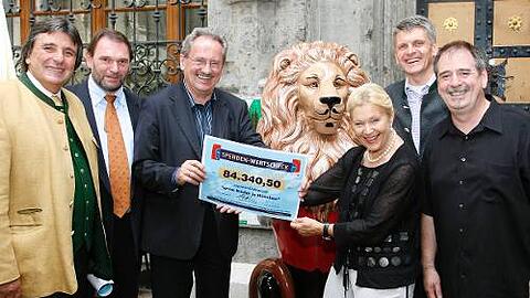 Da freut sich die Löwenparade, als sie den Scheck übergibt (vv.l.): Vizevorstand  Peter Pongratz, Leo-Hersteller Ulrich Wiedenmann, OB Christian Ude, Initiatorin Sieglinde Konrad, Schatzmeister Maximilian Baginsky, Vorsitzender Max-Josef Kirchmaier.