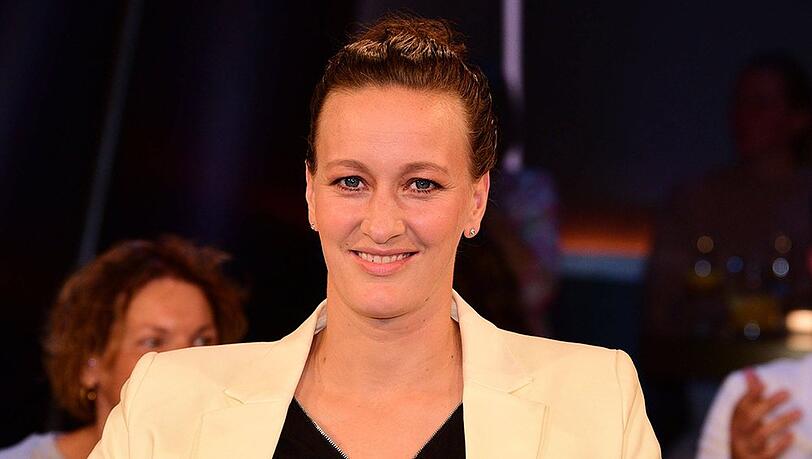 Almuth Schult - hier 2025 bei der NDR Talk Show - bleibt nach ihrer aktiven Fußballkarriere im TV präsent. Almuth Schult - hier 2025 bei der NDR Talk Show - bleibt nach ihrer aktiven Fußballkarriere im TV präsent.