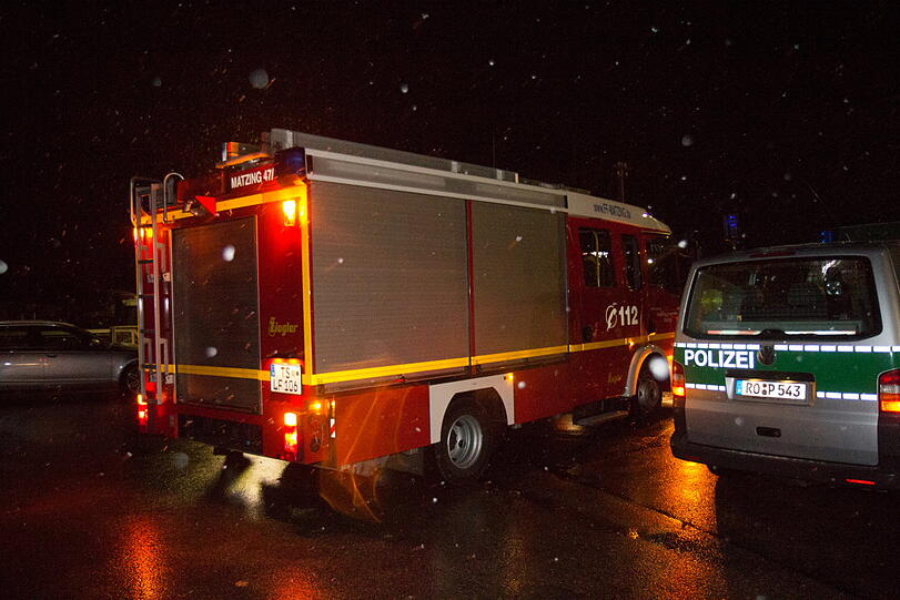 Einfach mitten auf die Gleise gelenkt: Ein Wagen steckt am Samstagabend auf den Schienen fest. Über eine Stunde dauerte die Bergung. Der Zugverkehr war gesperrt.