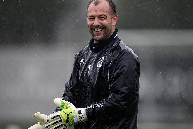 "Land unter" in Belek. Nach gut einer Stunde Training war Schluss. Der Regen setzte den Rasen komplett unter Wasser und Alexander Schmidt brach das Training ab.