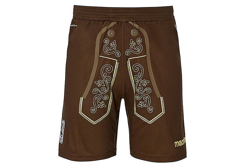 Passend zum Trikot gibt es die dazugehörige Hose in Lederhosenoptik. Hier von vorne...