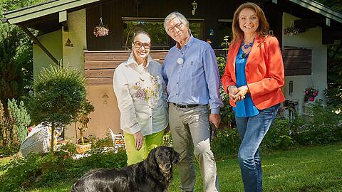 Uschi Dämmrich von Luttitz bei Christian Wolff und seiner Frau Marina im Garten. Immer mit dabei: Hund Foxl.