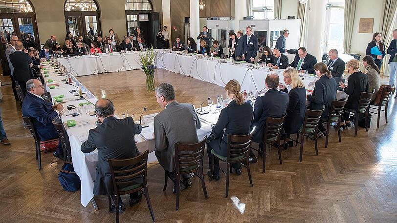 Die bayerische Umweltministerin Ulrike Scharf (4.v.r./CSU) eröffnet im Prinzregententheater die 1. Umweltministerkonferenz zur EU-Alpenstrategie.