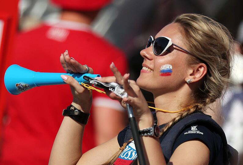 Bunt und lebendig: Fußball-Fans aus aller Herren Länder bevölkern während der WM die russischen Städte.