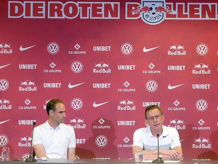 RB-Geschäftsführer Oliver Mintzlaff (l) und Trainer Ralf Rangnick geben personelle Veränderungen bekannt.
