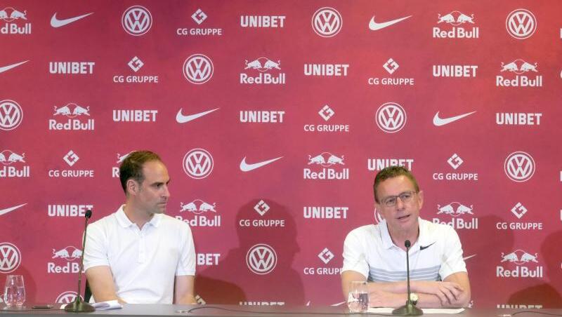 RB-Geschäftsführer Oliver Mintzlaff (l) und Trainer Ralf Rangnick geben personelle Veränderungen bekannt. RB-Geschäftsführer Oliver Mintzlaff (l) und Trainer Ralf Rangnick geben personelle Veränderungen bekannt.