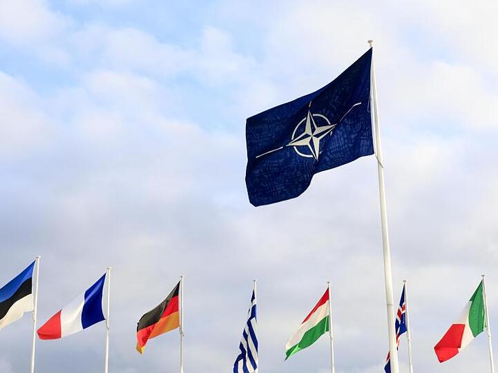 Fahnen der Mitgliedsländer und der Nato vor dem Hauptquartier des Bündnisses in Brüssel.