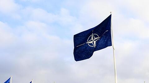 Fahnen der Mitgliedsländer und der Nato vor dem Hauptquartier des Bündnisses in Brüssel.