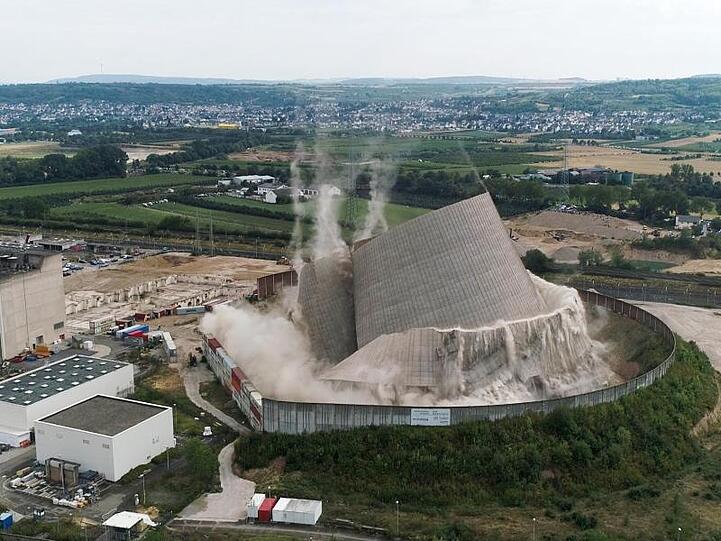 Der Kühlturms des Kernkraftwerks Mülheim-Kärlich stürzt kontrolliert zusammen, nachdem Bagger nacheinander die Stützen entfernt haben.