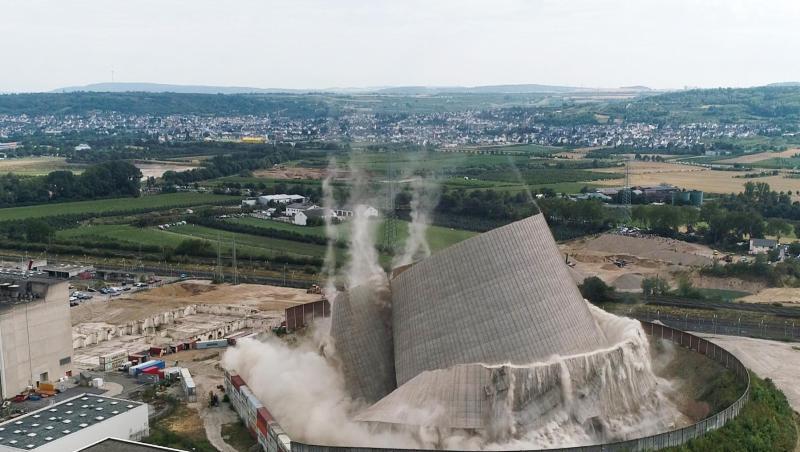 Der Kühlturms des Kernkraftwerks Mülheim-Kärlich stürzt kontrolliert zusammen, nachdem Bagger nacheinander die Stützen entfernt haben. Der Kühlturms des Kernkraftwerks Mülheim-Kärlich stürzt kontrolliert zusammen, nachdem Bagger nacheinander die Stützen entfernt haben.