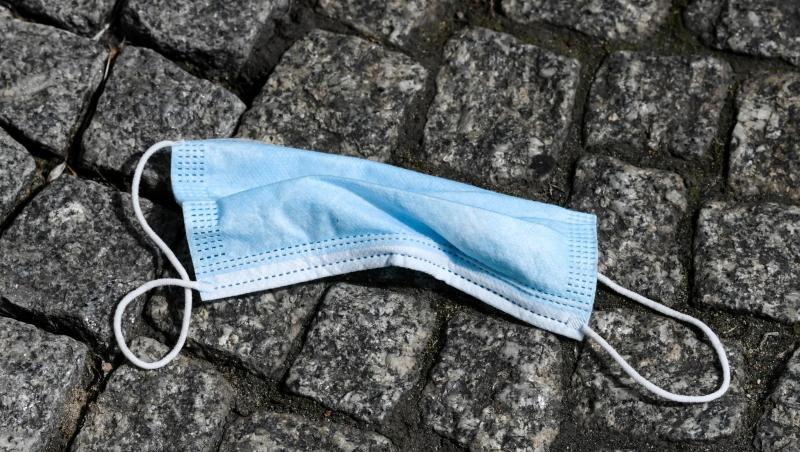 Ein 24-Jähriger attackierte Polizisten, nachdem er ohne Mund-Nasen-Bedeckung eine Rosenheimer Tankstelle betreten hatte. (Symbolbild)
