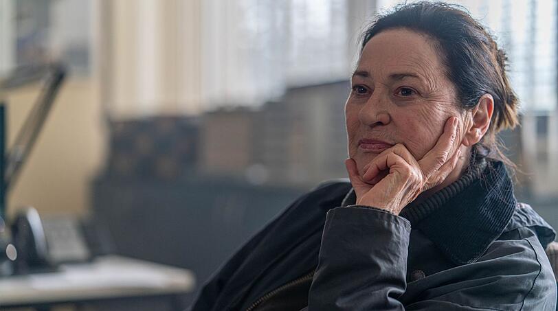 Elisabeth Haller (Charlotte Schwab) glaubt, sie habe einen Mann von den Klippen am Husumer Strand stürzen sehen. Elisabeth Haller (Charlotte Schwab) glaubt, sie habe einen Mann von den Klippen am Husumer Strand stürzen sehen.