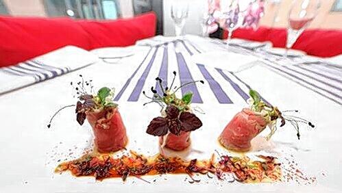 Die perfekte Rolle: Sashimi vom Rind. Die perfekte Rolle: Sashimi vom Rind.