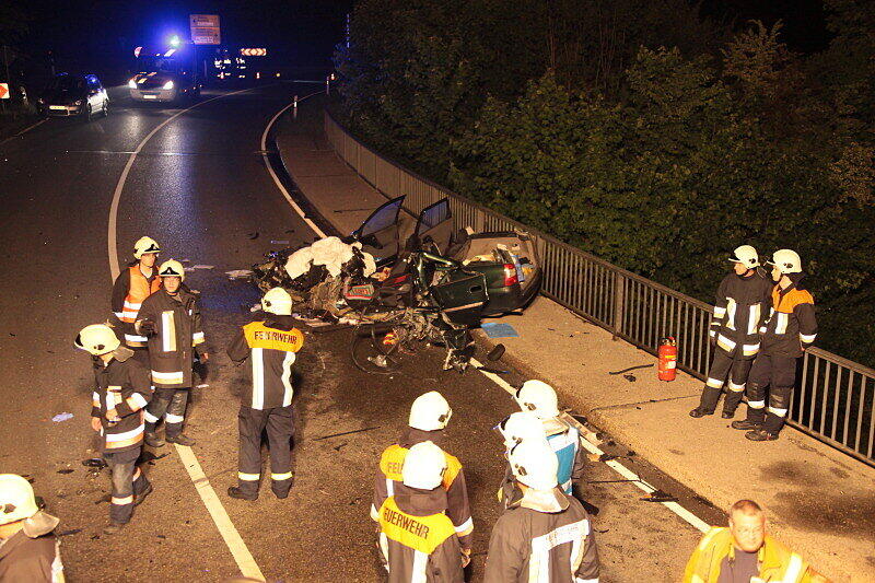 Bei einem Horror-Unfall in der Nähe von Altötting wurde dieses Auto völlig zerfetzt.