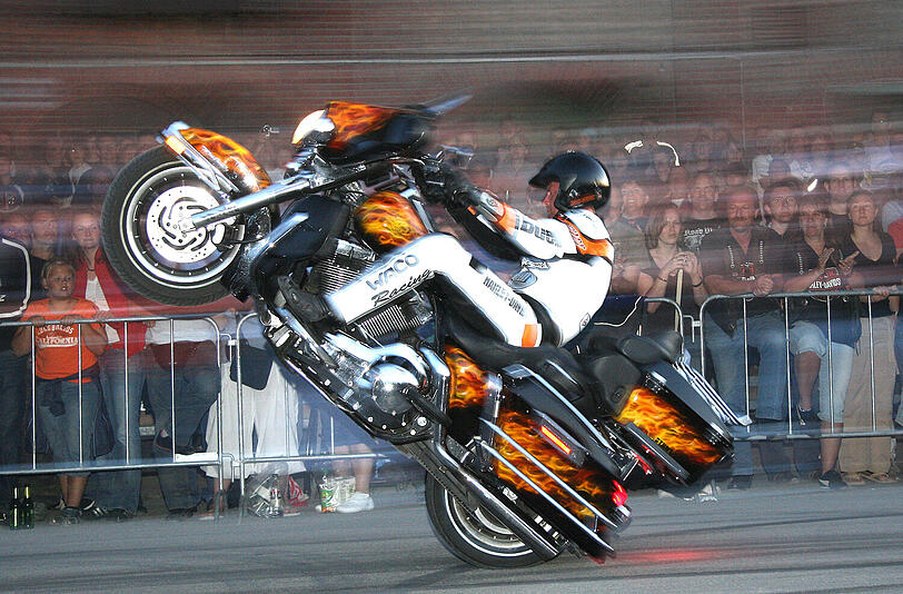 Gummi geben: Rainer Schwartz zeigt Samstag und Sonntag beim Munich Harley Festival, was in seiner Maschine steckt.