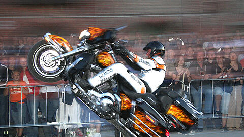 Gummi geben: Rainer Schwartz zeigt Samstag und Sonntag beim Munich Harley Festival, was in seiner Maschine steckt.