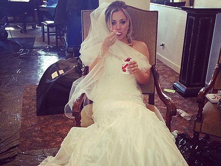 Bloß nicht kleckern! Kaley Cuoco postet Bild im Hochzeitskleid