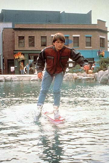 Hoverboards: 
Die Szenen, in denen Michael J. Fox als der smarte Marty McFly mit seinem Hoverboard durch die Zukunft flitzt, sind legendär. Doch leider: Hoverboards kann man immer noch nicht kaufen. Im Internet gibt es zwar ein paar Videos der schwebenden Skateboards ohne Räder. Aber das sind entweder Fälschungen oder Modelle, die nur auf sehr speziellen Böden funktionieren, wie ein Magnetschwebe-Prototyp des Autobauers Lexus. Schade.