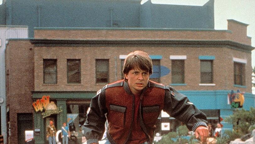 Hoverboards:
Die Szenen, in denen Michael J. Fox als der smarte Marty McFly mit seinem Hoverboard durch die Zukunft flitzt, sind legendär. Doch leider: Hoverboards kann man immer noch nicht kaufen. Im Internet gibt es zwar ein paar Videos der schwebenden Skateboards ohne Räder. Aber das sind entweder Fälschungen oder Modelle, die nur auf sehr speziellen Böden funktionieren, wie ein Magnetschwebe-Prototyp des Autobauers Lexus. Schade. Hoverboards:
Die Szenen, in denen Michael J. Fox als der smarte Marty McFly mit seinem Hoverboard durch die Zukunft flitzt, sind legendär. Doch leider: Hoverboards kann man immer noch nicht kaufen. Im Internet gibt es zwar ein paar Videos der schwebenden Skateboards ohne Räder. Aber das sind entweder Fälschungen oder Modelle, die nur auf sehr speziellen Böden funktionieren, wie ein Magnetschwebe-Prototyp des Autobauers Lexus. Schade.