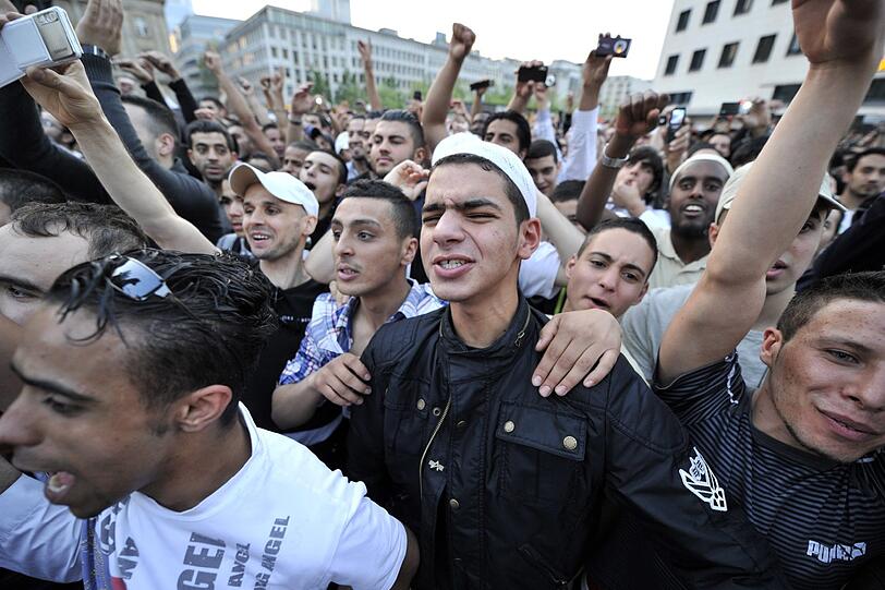Jugendliche auf einer salafistischen Kundgebung in Frankfurt. Michel Friedman kritisiert die Ausbildung der Prediger in den Moscheen.