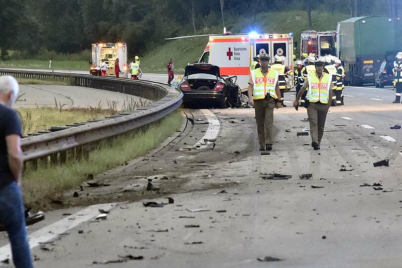 Die Bilder vom Unfall auf der A8, bei dem ein Mercedes mit einem Sattelzug kollidierte.