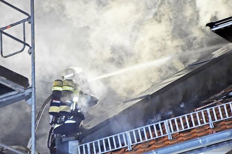 Die Einsatzkräfte mussten 40 Bewohner in Sicherheit bringen. Die Flammen hatten vom ersten Haus auf einen benachbarten Dachstuhl übergegriffen.