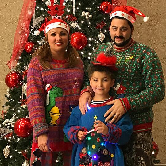 O Du Allerfröhlichste! Anna Netrebko zeigt mit Mann Yusif und Sohn Tiago eindrucksvoll, wie die volle Weihnachtsdröhnung ausschauen kann.