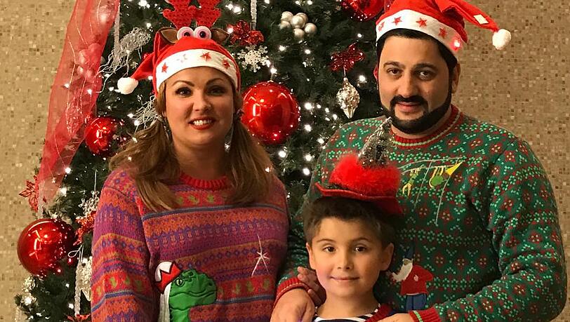 O Du Allerfröhlichste! Anna Netrebko zeigt mit Mann Yusif und Sohn Tiago eindrucksvoll, wie die volle Weihnachtsdröhnung ausschauen kann. O Du Allerfröhlichste! Anna Netrebko zeigt mit Mann Yusif und Sohn Tiago eindrucksvoll, wie die volle Weihnachtsdröhnung ausschauen kann.