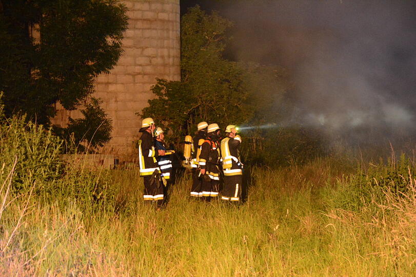 Die Maschinenhalle kam vergleichsweise unbeschadet davon - dafür zerstörte der Brand einen Traktor sowie mehrere Anhänger. Die Bilder aus Gerzen bei Landshut.