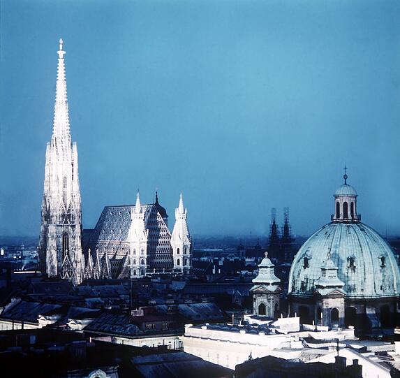 Schönes Wien: Der erleuchtete Stephansdom (r.) und die Peterskirche in der Abendämmerung.