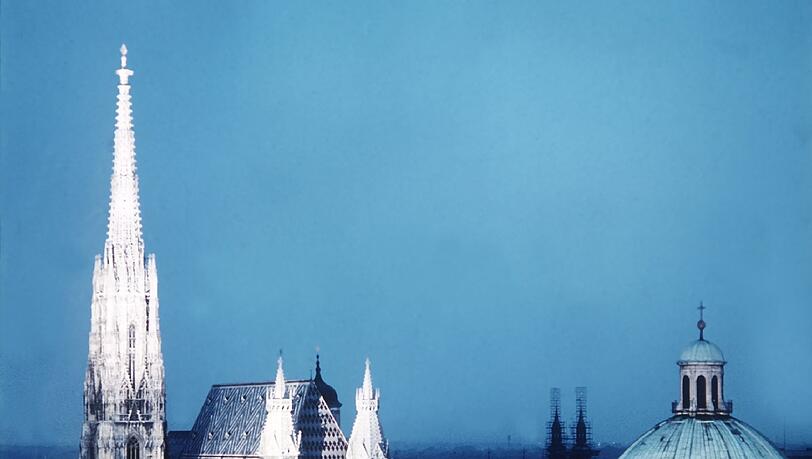 Schönes Wien: Der erleuchtete Stephansdom (r.) und die Peterskirche in der Abendämmerung. Schönes Wien: Der erleuchtete Stephansdom (r.) und die Peterskirche in der Abendämmerung.