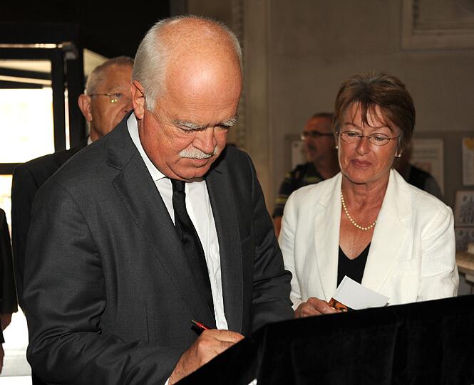 Auch Peter Gauweiler trug sich ins Kondolenzbuch ein.