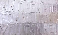 Der Künstler Benjamin Bergmann arbeitet mit großen, geschweißten Aluminiumbuchstaben. Auch seine Bilder können in der Artothek ausgeliehen werden.