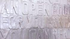 Der Künstler Benjamin Bergmann arbeitet mit großen, geschweißten Aluminiumbuchstaben. Auch seine Bilder können in der Artothek ausgeliehen werden. Der Künstler Benjamin Bergmann arbeitet mit großen, geschweißten Aluminiumbuchstaben. Auch seine Bilder können in der Artothek ausgeliehen werden.