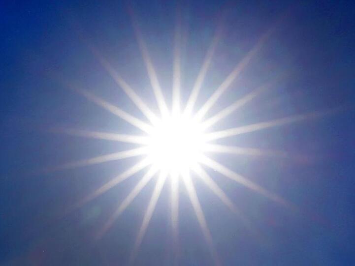 Die Sonne strahlt vom wolkenlosen Himmel. Foto: Martin Gerten/dpa