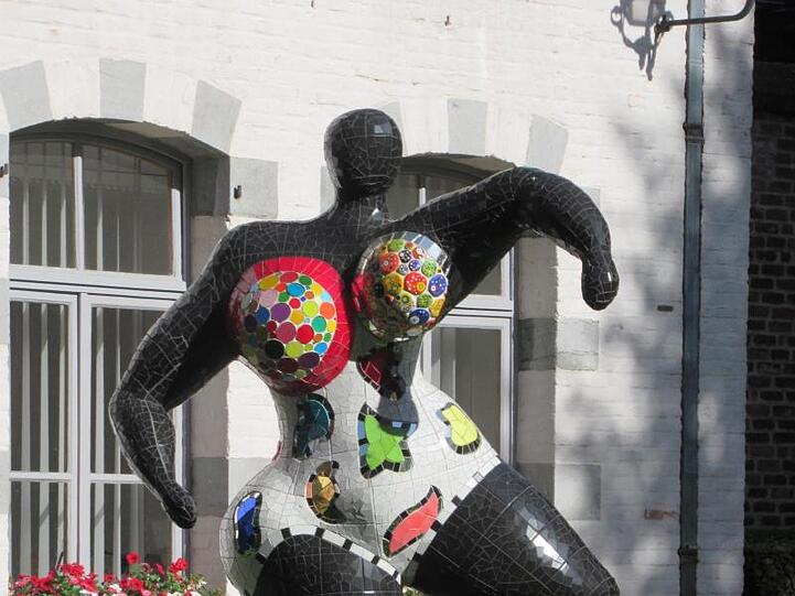 Eine "Nana" von Niki de Saint Phalle tanzt in Mons.