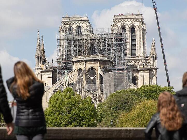 Die Arbeiten auf der Notre-Dame-Baustelle sind wegen der Corona-Krise erst einmal auf Eis gelegt.