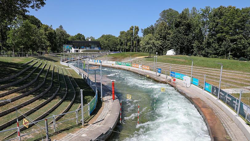 Blick auf den Eiskanal in Augsburg.