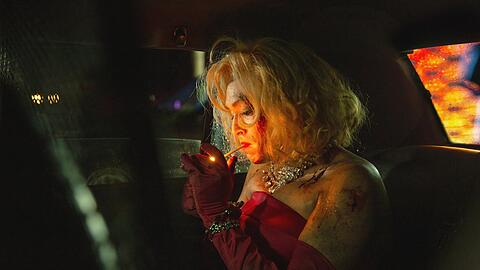 Endstation? Erst mal ein Zigarette: Bei einer Verkehrskontrolle wird Doug (Caleb Landry Jones) in blutverschmierten Frauenkleidern festgenommen. 30 Hunde waren auf der Ladefläche des LKWs und die Polizei steht vor einem Rätsel.